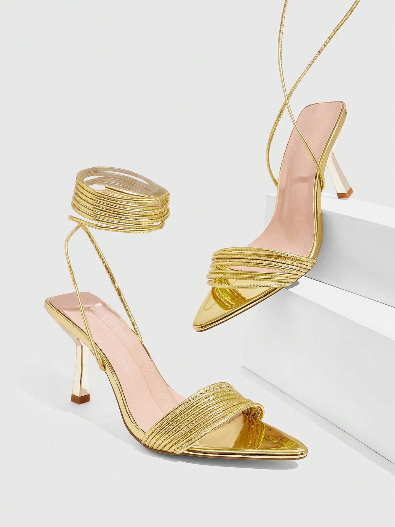 Sandalias doradas ⭐️